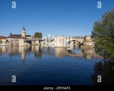 Blick auf das Stadtbild am Main mit evangelischer Stadtkirche und historischer Alte Mainbrücke, Steinbogenbrücke, Reflexion, Kitzingen, Unterfranken Stockfoto