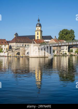 Blick auf das Stadtbild am Main mit Stadtkirche und historischer Alter Mainbrücke, Steinbogenbrücke, Reflexion, Kitzingen, Unterfranken, Franken Stockfoto