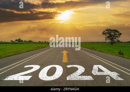 Neujahr 2024 oder auf direktem Weg zum Unternehmen und zur Strategie des Zukunftskonzepts. Stockfoto