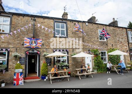 Swan mit zwei Hälsen britisches Real-Bier-Pub-Haus in Pendleton Clitheroe Lancashire, England, mit Union Jack-Flaggen, um Queen Elizabeth Platin zu feiern Stockfoto