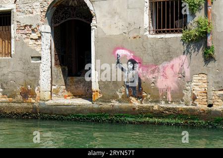 Banksy Graffito auf einem Kanal im Viertel Dorsoduro in Venedig, Italien Stockfoto