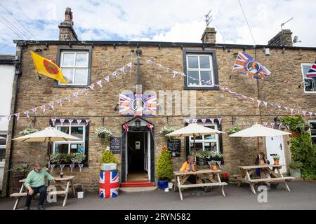 Swan mit zwei Hälsen britisches Real-Bier-Pub-Haus in Pendleton Clitheroe Lancashire, England, mit Union Jack-Flaggen, um Queen Elizabeth Platin zu feiern Stockfoto