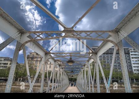 Alte Eisenbrücke für Fußgänger über die seine, Paris, Frankreich Stockfoto