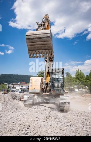 Liebherr Raupenbagger für Abbruchrecycling auf der Baustelle Stockfoto