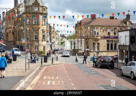 Clitheroe, Lancashire Stadt in England, Sommertag 2022 mit Geschäften und Geschäften und Straßenbummelei im Stadtzentrum, Großbritannien Stockfoto