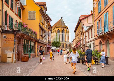 Rue de l'Eglise und St. Martins Münster von Colmar im Elsass, Frankreich Stockfoto