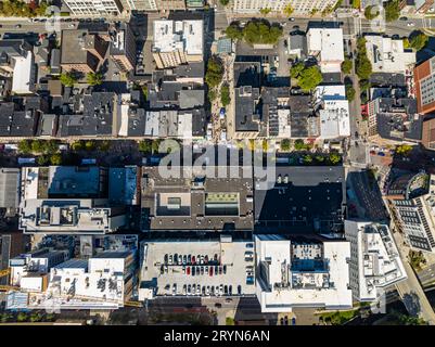 Ithaca, NY, USA - September 30 2023: Luftbild der Ithaca Commons während des jährlichen Apple Festivals. Stockfoto