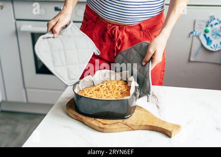 Zuhause backen. Duftender frisch gebackener Kuchen. Stockfoto