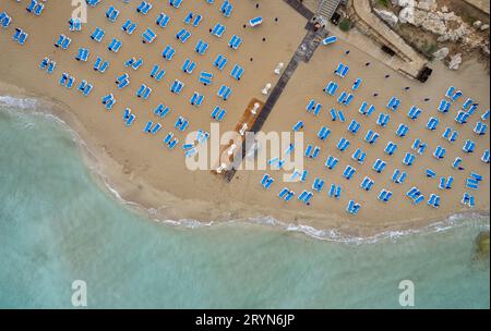 Drohnenantenne von Liegestühlen an einem tropischen Sandstrand. Sommerurlaub im Meer. Protaras Zypern Stockfoto