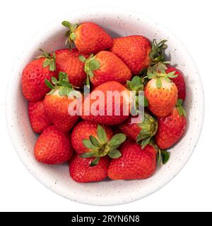 Frische Erdbeeren in Schüssel, isoliert auf weißem Hintergrund. Draufsicht Stockfoto