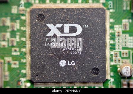 Kairo, Ägypten, September 26 2023: Innenraum der Hauptplatine des LCD-Fernsehers, Kabel, Transformatoren, Widerstand, IC, Kondensatoren, Reparatur Mo Stockfoto