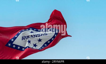 Die Flagge des Bundesstaates Arkansas winkt an einem klaren Tag im Wind Stockfoto