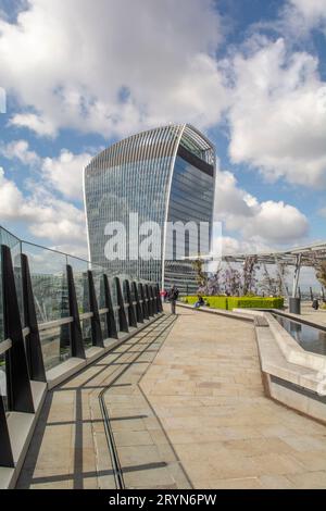 London, UK - 10. Mai 2023 : 20 Fenchurch Street Tower, auch bekannt als Walkie Talkie Building in der City of London. Stockfoto