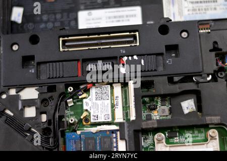 Kairo, Ägypten, 5. September 2023: Wartung eines Laptops, Behebung eines Problems in einer Computerhardware, Austausch von PC-Komponenten, Fixierung und technische Unterstützung Stockfoto