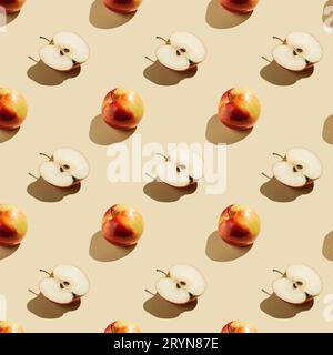 Muster von Äpfeln auf beigefarbenem Hintergrund. Stockfoto