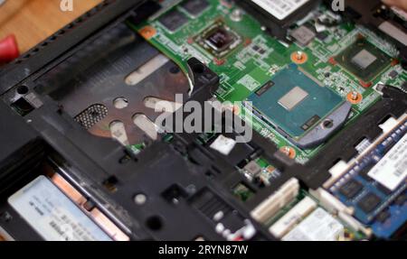 Kairo, Ägypten, 10. September 2023: Wartung des Kühlsystems eines Laptops, Behebung eines Problems in einer Computerhardware, Austausch von PC-Komponenten, Fixierung Stockfoto