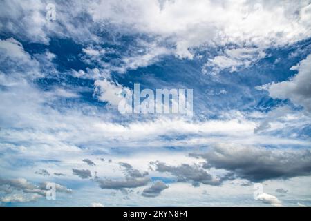 Sehr detaillierter blauer wolkig Himmel Hintergrund Stockfoto