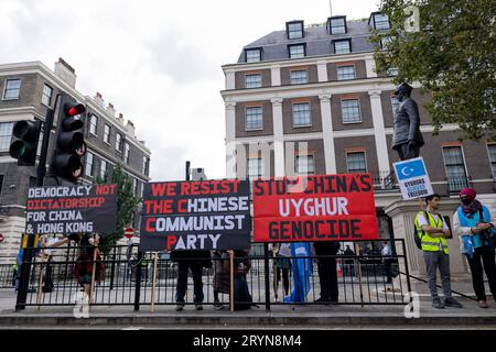 London, Großbritannien. Oktober 2023. Riesige Plakate sind vor der chinesischen Botschaft in London während der gemeinsamen Kundgebung zu sehen. Hongkonger, Südmongolier, Tibeter und Uiguren hielten am Nationalfeiertag der Volksrepublik China jährlich eine gemeinsame Kundgebung und einen marsch ab, um gegen die Verletzung der Menschenrechte durch die Regierung der Kommunistischen Partei Chinas zu protestieren. Die Kundgebung rief die Öffentlichkeit in Großbritannien dazu auf, die Menschenrechte in China zu verteidigen. Quelle: SOPA Images Limited/Alamy Live News Stockfoto