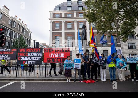 London, Großbritannien. Oktober 2023. Vertreter von Hongkongern, Südmongoliern, Tibetern und Uiguren werden während der gemeinsamen Kundgebung vor der chinesischen Botschaft in London mit Plakaten und Flaggen gesehen. Hongkonger, Südmongolier, Tibeter und Uiguren hielten am Nationalfeiertag der Volksrepublik China jährlich eine gemeinsame Kundgebung und einen marsch ab, um gegen die Verletzung der Menschenrechte durch die Regierung der Kommunistischen Partei Chinas zu protestieren. Die Kundgebung rief die Öffentlichkeit in Großbritannien dazu auf, die Menschenrechte in China zu verteidigen. Quelle: SOPA Images Limited/Alamy Live News Stockfoto