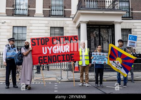 London, Großbritannien. Oktober 2023. Vertreter von Hongkongern, Südmongoliern, Tibetern und Uiguren werden während der gemeinsamen Kundgebung vor der chinesischen Botschaft in London mit Plakaten und Flaggen gesehen. Hongkonger, Südmongolier, Tibeter und Uiguren hielten am Nationalfeiertag der Volksrepublik China jährlich eine gemeinsame Kundgebung und einen marsch ab, um gegen die Verletzung der Menschenrechte durch die Regierung der Kommunistischen Partei Chinas zu protestieren. Die Kundgebung rief die Öffentlichkeit in Großbritannien dazu auf, die Menschenrechte in China zu verteidigen. Quelle: SOPA Images Limited/Alamy Live News Stockfoto