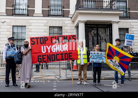 Vertreter von Hongkongern, Südmongoliern, Tibetern und Uiguren werden während der gemeinsamen Kundgebung vor der chinesischen Botschaft in London mit Plakaten und Flaggen gesehen. Hongkonger, Südmongolier, Tibeter und Uiguren hielten am Nationalfeiertag der Volksrepublik China jährlich eine gemeinsame Kundgebung und einen marsch ab, um gegen die Verletzung der Menschenrechte durch die Regierung der Kommunistischen Partei Chinas zu protestieren. Die Kundgebung rief die Öffentlichkeit in Großbritannien dazu auf, die Menschenrechte in China zu verteidigen. (Foto von Hesther ng/SOPA Images/SIPA USA) Stockfoto