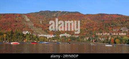 Panoramablick auf die Herbstfarben des Mont Tremblant, Kanada Stockfoto