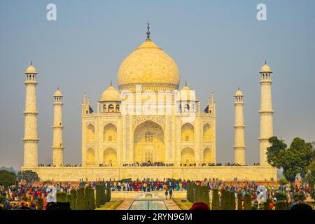 Das Taj Mahal, das in einen Sonnenuntergang gehüllt wird (Indien, Agra) Stockfoto