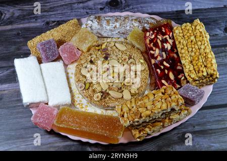 Sammlung von süßen Kichererbsen, Erdnüssen, Sesam, cremigem Taffy, Zuckergelee, Nüsse, Pistazien, Haselnussscheiben als Feier des Propheten Stockfoto