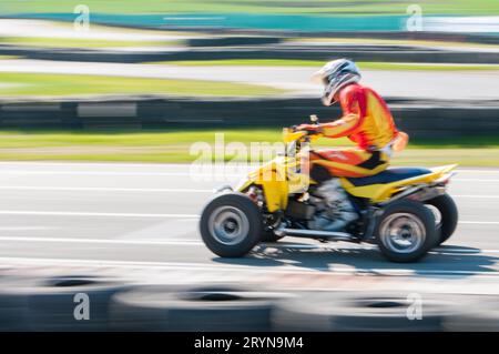 Unerkannte Mann fahren Go-Kart mit Geschwindigkeit in der auf A Kartbahn Stockfoto