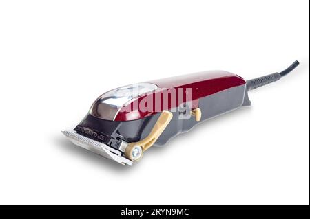 Seitenansicht eines professionellen elektrischen Haarschneiders mit rotem Kabel, isoliert auf weißem Hintergrund. Stockfoto