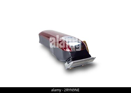 Vorderansicht eines einzelnen roten elektrischen Haarschneiders für Männer Haarschnitt ohne Kabel isoliert auf weißem Hintergrund. Stockfoto