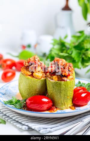 Zucchini gefüllt mit Hühnchen und Gemüse. Stockfoto