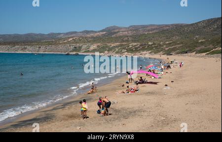 Sommerurlaub am tropischen Strand. Menschen im Meer. Lara Beach, Akamas Halbinsel Zypern Stockfoto