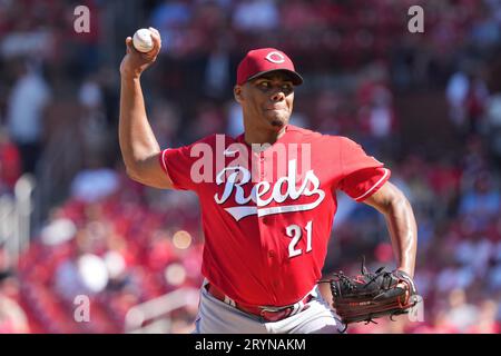 St. Louis, Usa. Okt. 2023. Cincinnati Reds Starting Pitcher Hunter Greene liefert ein Pitch an die St. Louis Cardinals im ersten Inning im Busch Stadium in St. Louis am Sonntag, den 1. Oktober 2023. Foto von Bill Greenblatt/UPI Credit: UPI/Alamy Live News Stockfoto