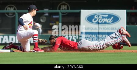 St. Louis, Usa. Okt. 2023. Cincinnati Reds will Benson ist von St. Louis Cardinals Irving Lopez versucht im zweiten Inning im Busch Stadium in St. zu stehlen Louis am Sonntag, den 1. Oktober 2023. Foto von Bill Greenblatt/UPI Credit: UPI/Alamy Live News Stockfoto