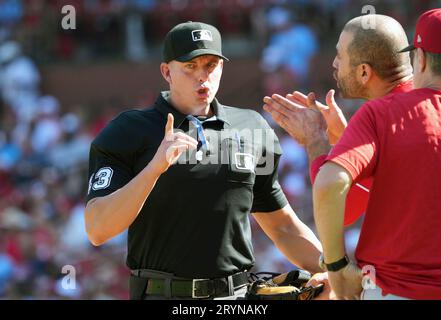 St. Louis, Usa. Okt. 2023. Cincinnati Reds Joey Votto (R) streitet Bälle und schlägt im ersten Inning während eines Spiels gegen die St. Louis Cardinals im Busch Stadium in St. Louis am Sonntag, den 1. Oktober 2023. Votto wurde schließlich ausgeworfen. Foto von Bill Greenblatt/UPI Credit: UPI/Alamy Live News Stockfoto