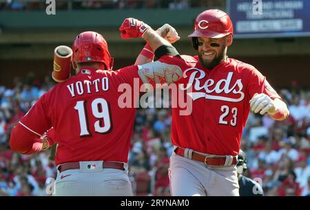 St. Louis, Usa. Okt. 2023. Cincinnati Reds Nick Martini (R) feiert seinen Solo-Heimlauf mit Teamkollege Joey Votto im ersten Inning gegen die St. Louis Cardinals im Busch Stadium in St. Louis am Sonntag, den 1. Oktober 2023. Foto von Bill Greenblatt/UPI Credit: UPI/Alamy Live News Stockfoto