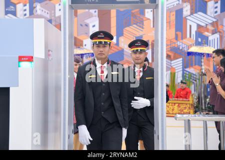 Jakarta, Indonesien. Oktober 2023. Besatzungsmitglieder eines Hochgeschwindigkeitszuges fahren zum Bahnsteig am Halim-Bahnhof in Jakarta, Indonesien, 2. Oktober 2023. Der indonesische Präsident Joko Widodo erklärte den offiziellen Betrieb der Jakarta-Bandung High-Speed Railway (HSR) am Halim-Bahnhof in Jakarta. Quelle: Xu Qin/Xinhua/Alamy Live News Stockfoto