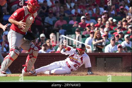 St. Louis, Usa. Okt. 2023. St. Louis Cardinals Richie Palacios rutscht sicher in die Heimtafel, während die Cincinnati Reds Luke Maile den Baseball im zweiten Inning im Busch Stadium in St. Louis am Sonntag, den 1. Oktober 2023. Foto von Bill Greenblatt/UPI Credit: UPI/Alamy Live News Stockfoto