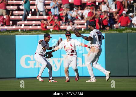 St. Louis, Usa. Okt. 2023. St. Die Louis Cardinals Outfielder (L bis R) Richie Palacios, Tommy Edman und Jordan Walker feiern 4-3 einen Sieg über die Cincinnati Reds im Busch Stadium in St. Louis am Sonntag, den 1. Oktober 2023. Foto von Bill Greenblatt/UPI Credit: UPI/Alamy Live News Stockfoto