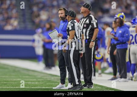 Indianapolis, USA; der Cheftrainer von Los Angeles Rams, Sean McVay, spricht mit den Beamten während eines Replays während eines NFL-Spiels gegen den Indianapolis C Stockfoto