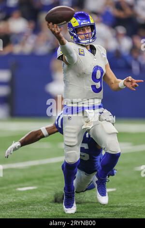 Indianapolis, USA; Matthew Stafford (9), Quarterback von Los Angeles Rams, kämpft aus der Tasche und versucht, während eines NFL-Spiels gegen die zu bestehen Stockfoto