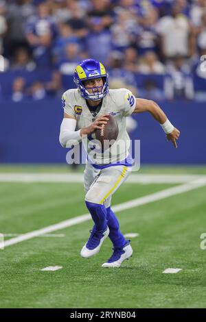 Matthew Stafford (9), Quarterback von Los Angeles Rams, kämpft aus der Tasche und läuft mit dem Fußball während eines NFL-Spiels aga Stockfoto