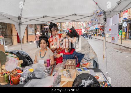 Die Frauen bereiten sich in traditionellen Kostümen auf die Feier des Mondfestivals Mitte Herbst in Chinatown im New Yorker Stadtteil Manhattan am 30. September 2023 vor Stockfoto