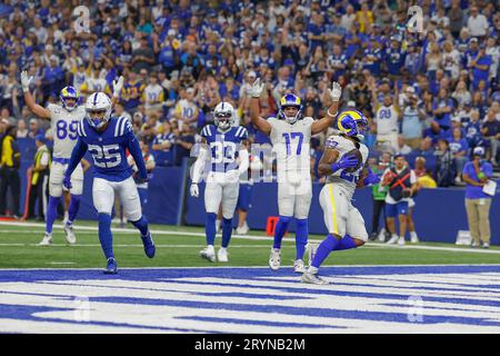 Indianapolis IN den USA; Los Angeles Rams, die Kyren Williams (23) zurückläuften, liefen während eines NFL-Spiels gegen die Indianapolis Colts für den Touchdown ein, Stockfoto