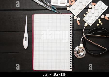 Medizinische Werkzeuge, Medizinische Rezepte . Spritze und bunte Medikamente und Kapseln Medizin Konzept, Holz Hintergrund, Vorderansicht, Nahaufnahme, Stockfoto