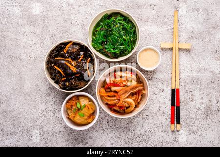 Koreanische eingelegte Salate Salate aus Algen, Pilzen, Schweineohren und Gemüse Stockfoto