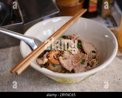 Thai Street Food. Nudel Tom Yum, Nudeln mit Schweinefleisch und heiß scharf, Close-up scharf TOM YAM, scharfe Zitronengras gewürzte flache Nudeln mit Schweinefleisch. Stockfoto