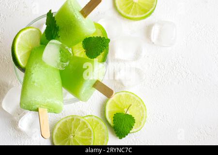 Gesunde Limettenminzgelenke mit frischen Limettenscheiben und Eiswürfeln Stockfoto