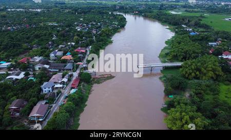 Luftaufnahme einer beschädigten Straßenbrücke über einen Fluss, nachdem das Hochwasser den Asphalt weggespült hatte. Gebrochene Brücke nach Sturzfluten in der Regenzeit. Stockfoto